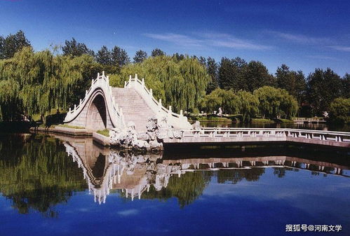 扬州瘦西湖美景与足球元素结合宣传图