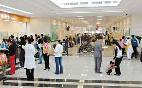 医院挂号大厅人头攒动