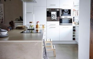 盛海琳在厨房忙碌