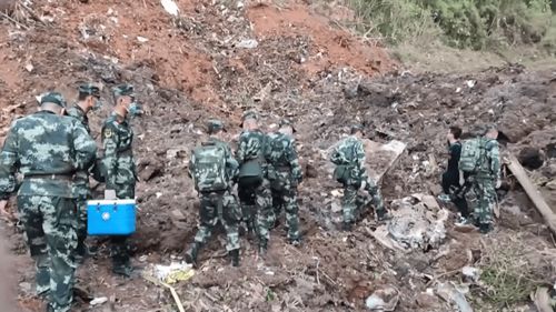 印度坠机事故持续发酵，死亡人数不断攀升，现场画面令人揪心