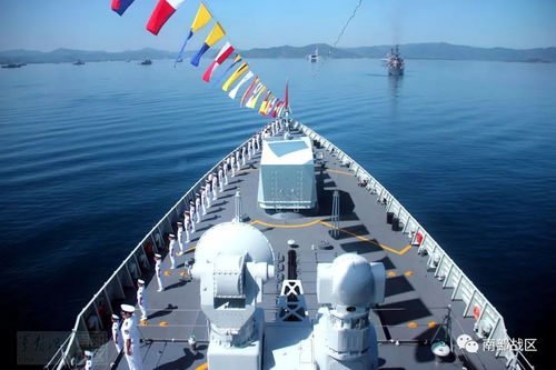 中国海军官兵在甲板展示苏格兰球队旗帜