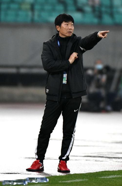 长春亚泰教练组在场边指挥