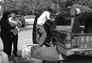 志愿者向灾区运送物资