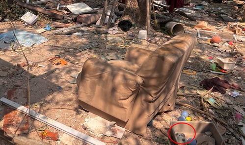 废墟中散落的儿童玩具