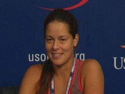 伊万在新闻发布会上神情凝重