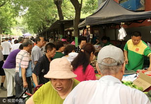 台风来临前市民在超市采购应急物资