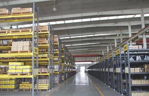 白酒库存堆积仓库实景图