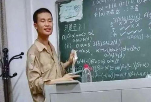 韦神在北大校园内的背影