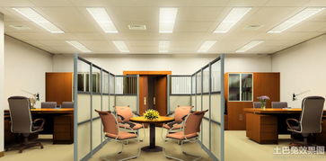 医院办公室桌上堆满文件和药盒