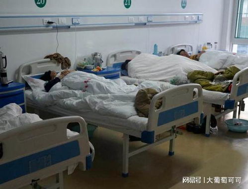 医院病房中的年轻男子