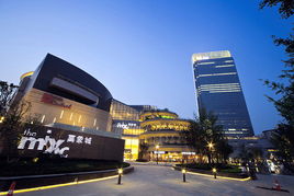 女生万象城遭挟持？杭州警方通报真相，网友热议背后安全问题