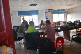 员工聚集在公司门口讨薪