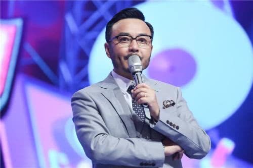 汪涵在长沙街头放松状态照片