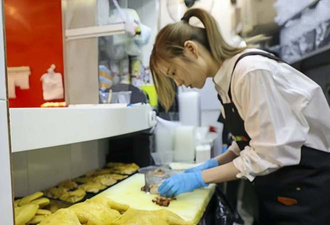 女孩在餐厅做服务员