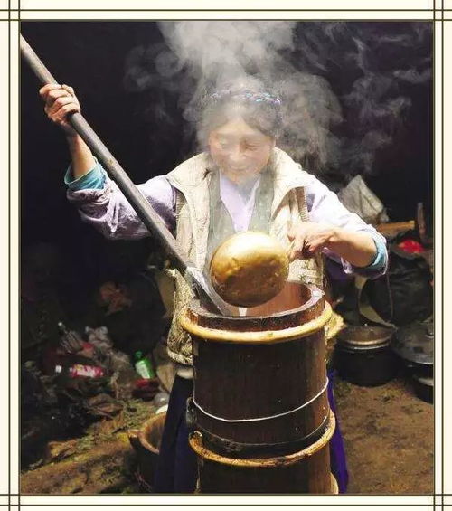 藏族老人倒酥油茶