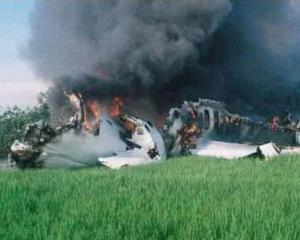 印度空难唯一幸存者躺在病床上