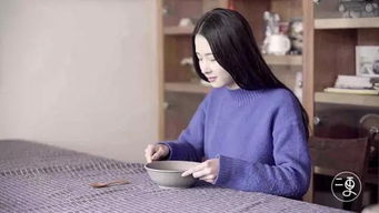 年轻女孩独自坐在城市天台思考人生