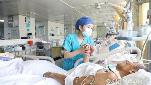 医院ICU病房中的患者