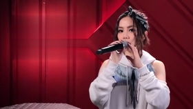 邓紫棋手持麦克风在舞台上表演