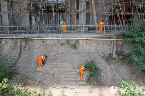 志愿者在长江岸边清理垃圾