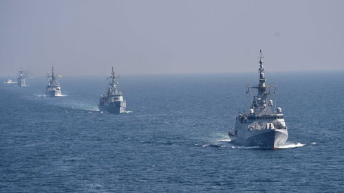 中国海军舰队在海上进行联合演习