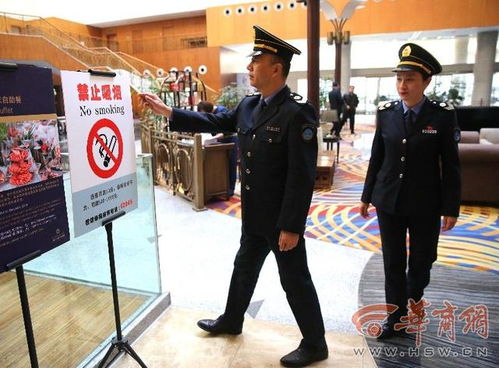 执法人员进入商场进行搜捕行动