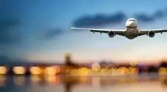 飞机编队低空飞行掠过城市天际线