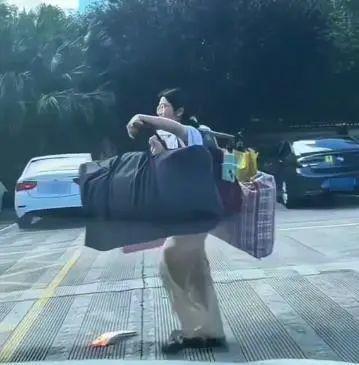 扁担女孩找了份时薪12元的暑假工，梦想是当老师！