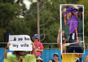 观众席上充满创意的标语牌