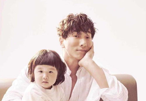 张亮与女儿拍摄杂志封面