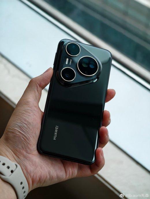 华为Pura80用户手持手机自拍场景图