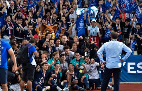 球迷在社交平台热烈讨论苏超话题