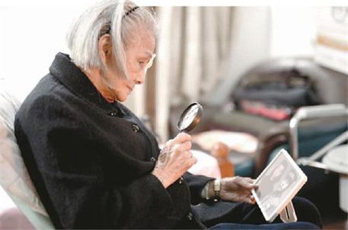 93岁老人坐在法庭前神情凝重