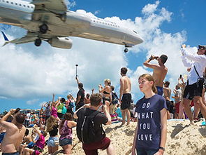 球迷集体仰望天空拍摄战机飞过