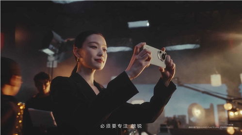 倪妮手持华为Pura 70自拍瞬间