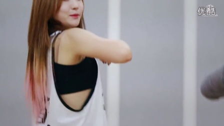 NINA在韩国练习室训练