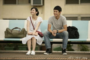 一名男生焦急寻找母亲的身影