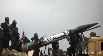 以色列民众夜晚躲在防空洞中