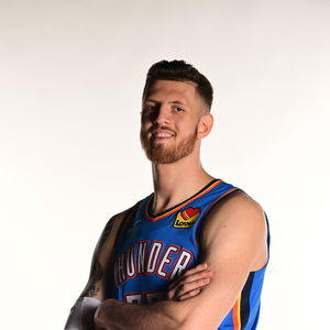 雷霆队球员哈尔滕施泰因比赛中进攻