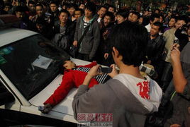 粉丝手持应援物拍照留念