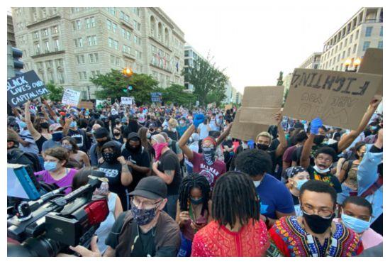 华盛顿阅兵vs上千场抗议，特朗普79岁生日不好过