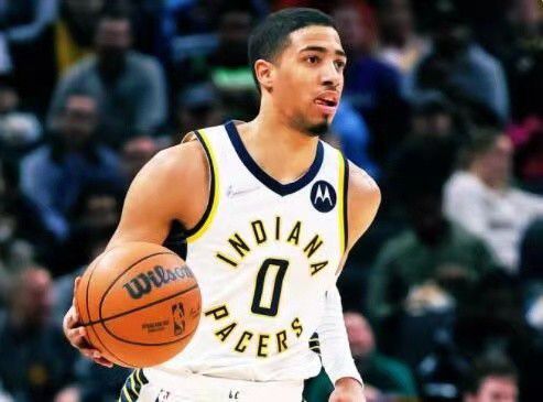 步行者队球员哈里伯顿比赛中扣篮