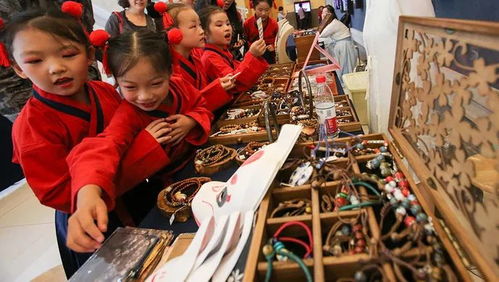 非遗文化展览中的糖画作品