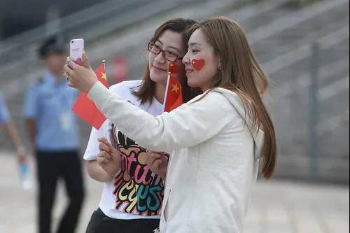 球迷在景区拍照打卡