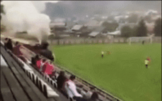 球场上两队激烈对抗