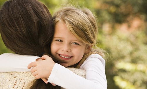 一对父母与孩子幸福相拥的温馨画面