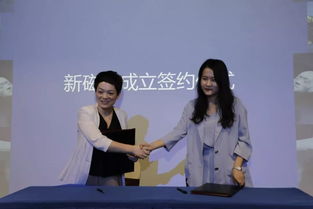 年轻网红与非遗手艺人一起展示传统技艺