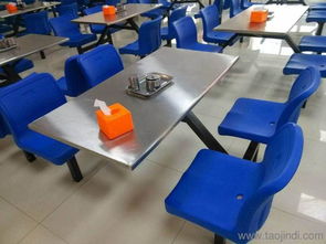 北大附小食堂风波再起！滑梯外卖桌引争议，家长怒斥像猪食槽？