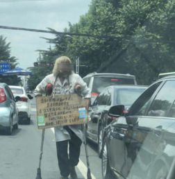 白发老人被骑警击打瞬间