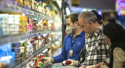 伊朗民众在市场上购买黄金制品